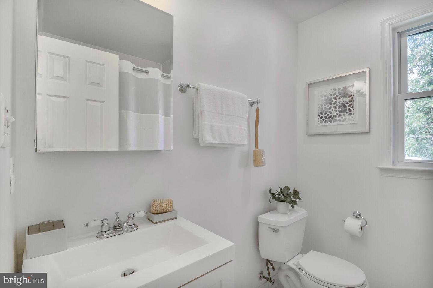 711 N WAKEFIELD ST, ARLINGTON, Virginia 22203, 4 Bedrooms Bedrooms, ,3 BathroomsBathrooms,Residential,For sale,711 N WAKEFIELD ST,VAAR2060210 MLS # VAAR2060210