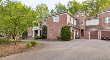 6403 BURKE WOODS DR, BURKE, Virginia 22015, 7 Bedrooms Bedrooms, ,9 BathroomsBathrooms,Residential,For sale,6403 BURKE WOODS DR,VAFX2236802 MLS # VAFX2236802