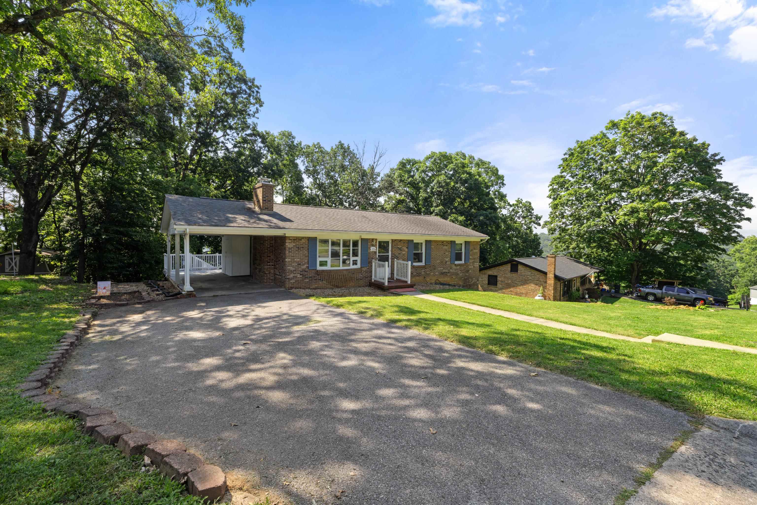 578 HILLTOP DR, STAUNTON, Virginia 24401, 3 Bedrooms Bedrooms, ,1 BathroomBathrooms,Residential,578 HILLTOP DR,666417 MLS # 666417
