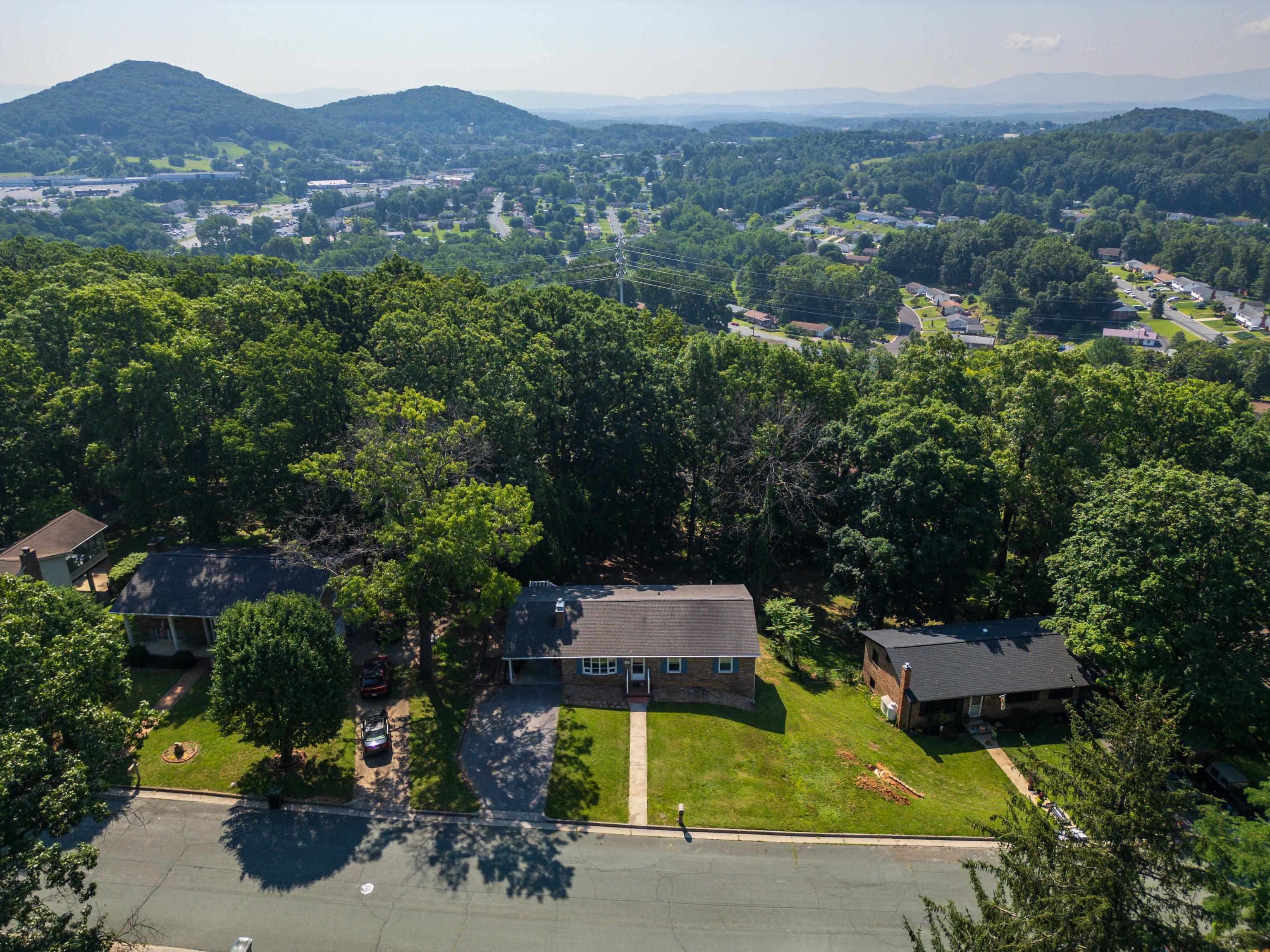 578 HILLTOP DR, STAUNTON, Virginia 24401, 3 Bedrooms Bedrooms, ,1 BathroomBathrooms,Residential,578 HILLTOP DR,666417 MLS # 666417