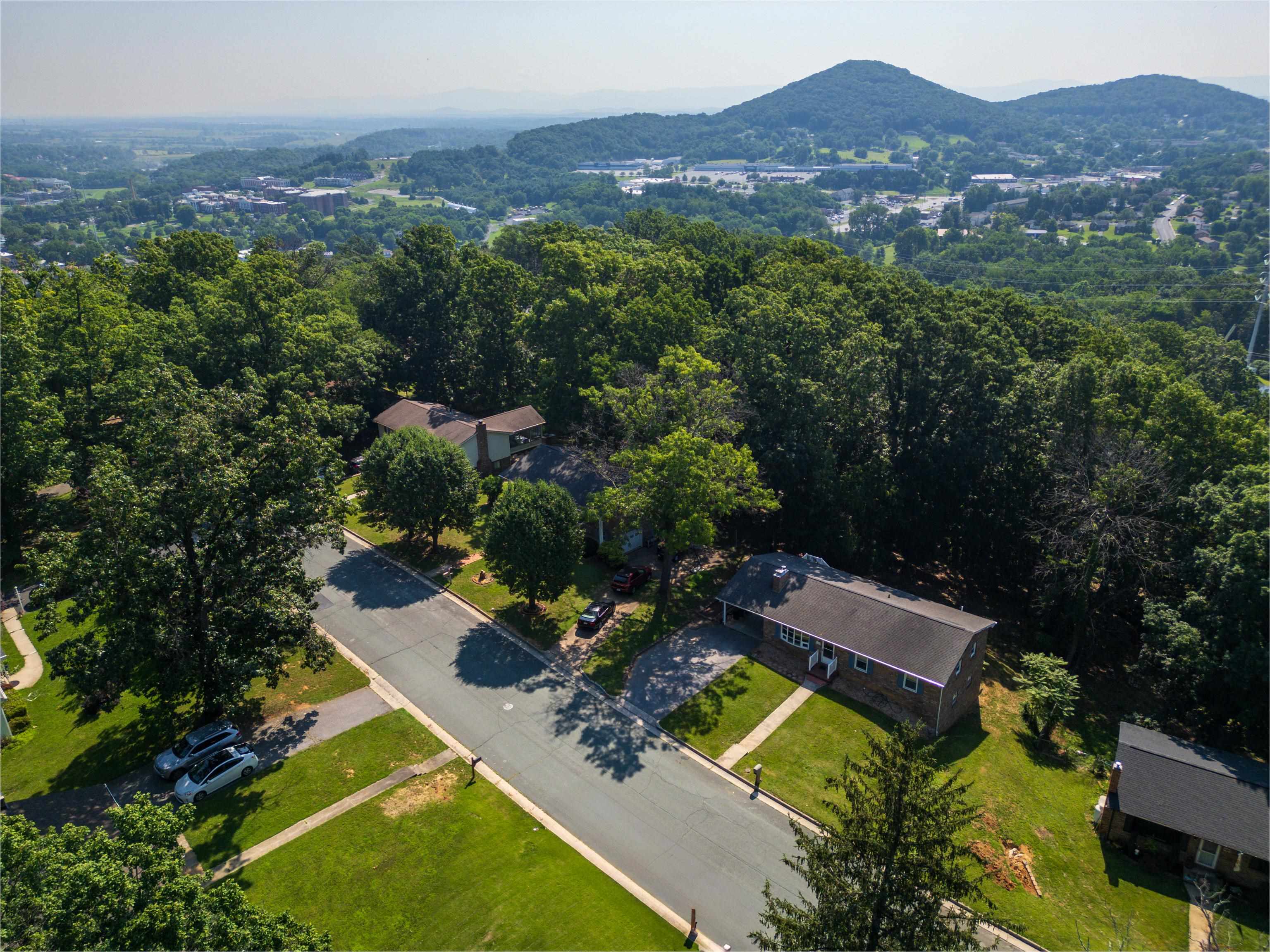 578 HILLTOP DR, STAUNTON, Virginia 24401, 3 Bedrooms Bedrooms, ,1 BathroomBathrooms,Residential,578 HILLTOP DR,666417 MLS # 666417