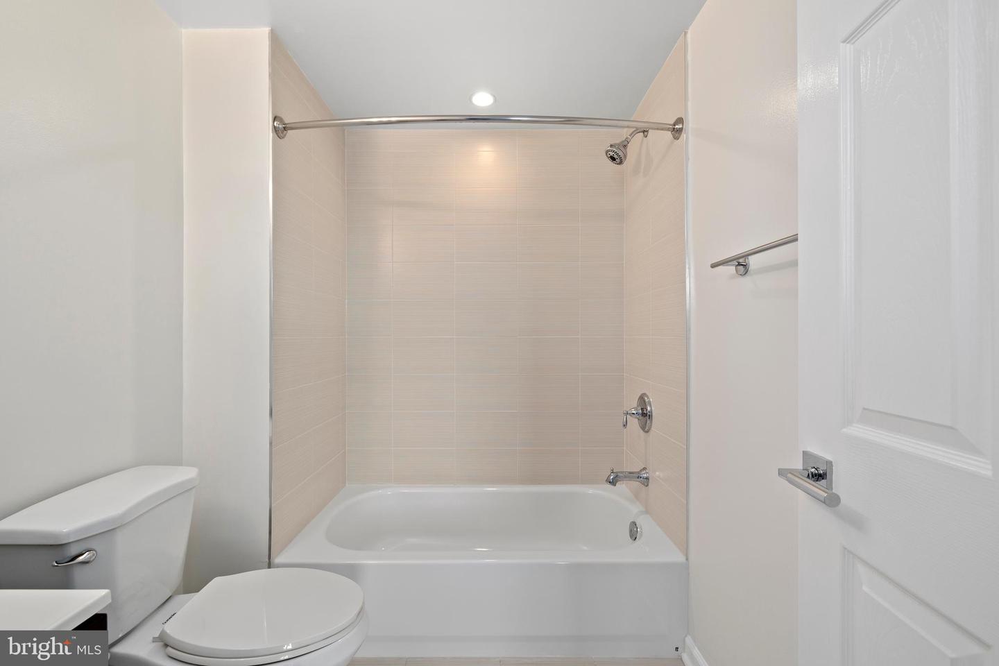 329 RHODE ISLAND AVE NE #303, WASHINGTON, District Of Columbia 20002, 2 Bedrooms Bedrooms, 7 Rooms Rooms,2 BathroomsBathrooms,Residential,For sale,329 RHODE ISLAND AVE NE #303,DCDC2209074 MLS # DCDC2209074