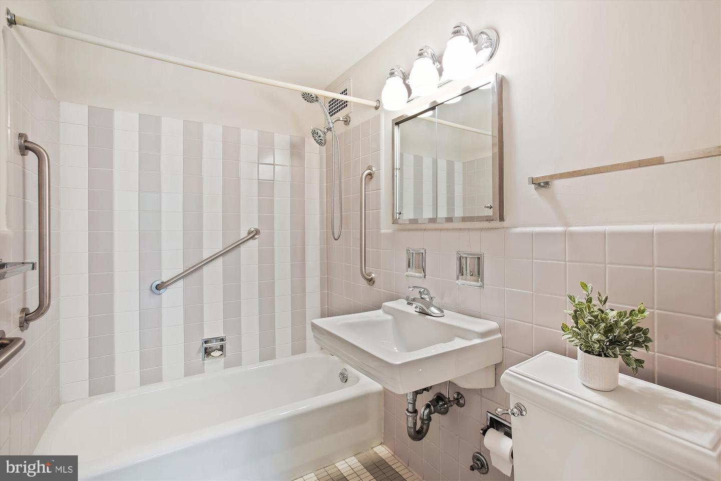 2475 VIRGINIA AVE NW #321, WASHINGTON, District Of Columbia 20037, 2 Bedrooms Bedrooms, ,2 BathroomsBathrooms,Residential,For sale,2475 VIRGINIA AVE NW #321,DCDC2200344 MLS # DCDC2200344