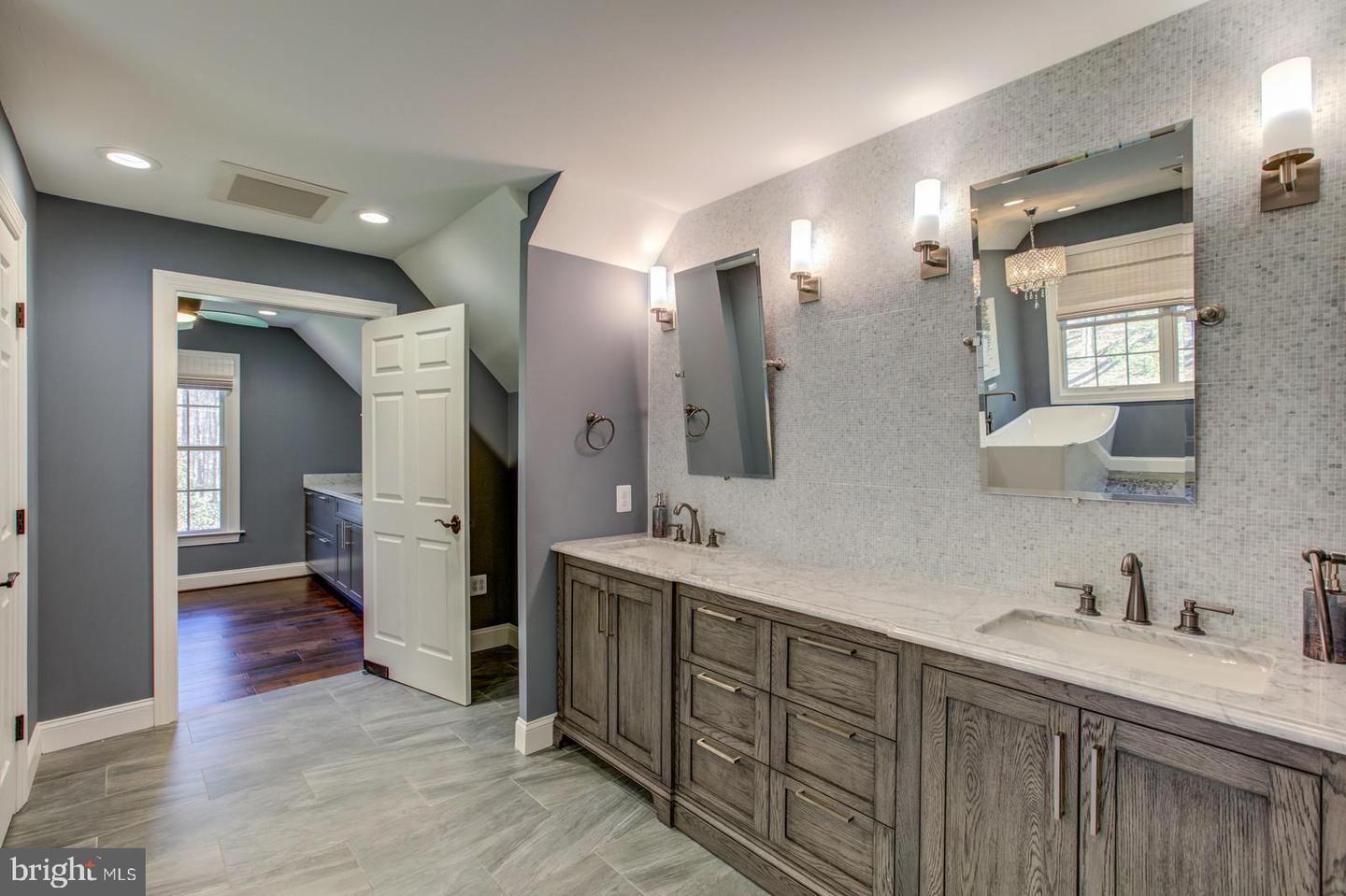8138 RONDELAY LN, FAIRFAX STATION, Virginia 22039, 5 Bedrooms Bedrooms, ,4 BathroomsBathrooms,Residential,For sale,8138 RONDELAY LN,VAFX2244122 MLS # VAFX2244122