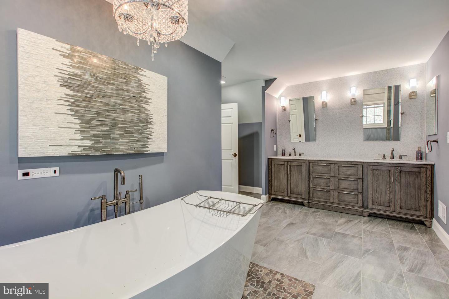8138 RONDELAY LN, FAIRFAX STATION, Virginia 22039, 5 Bedrooms Bedrooms, ,4 BathroomsBathrooms,Residential,For sale,8138 RONDELAY LN,VAFX2244122 MLS # VAFX2244122