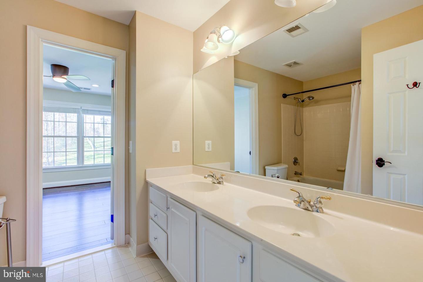 8138 RONDELAY LN, FAIRFAX STATION, Virginia 22039, 5 Bedrooms Bedrooms, ,4 BathroomsBathrooms,Residential,For sale,8138 RONDELAY LN,VAFX2244122 MLS # VAFX2244122