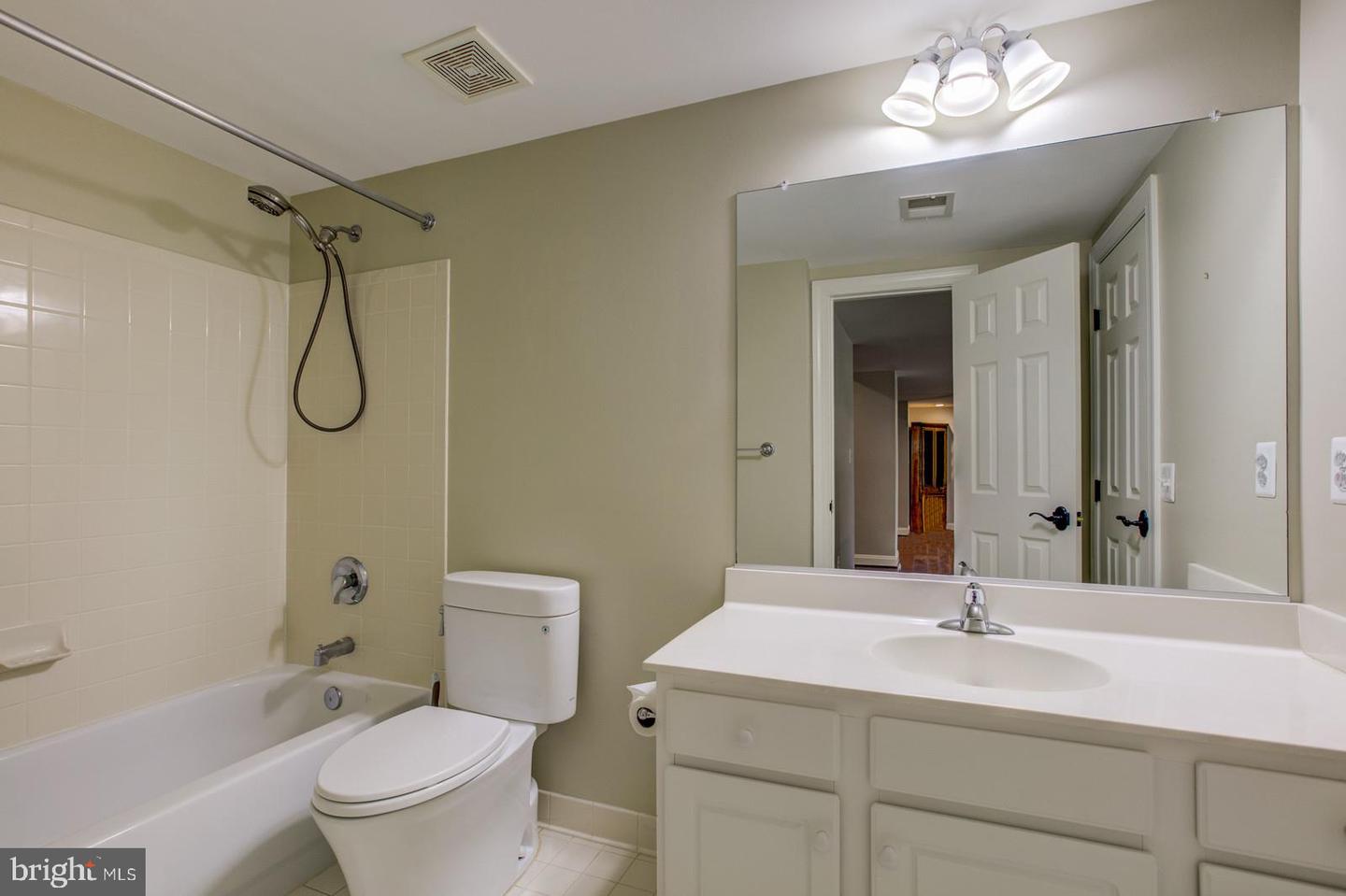 8138 RONDELAY LN, FAIRFAX STATION, Virginia 22039, 5 Bedrooms Bedrooms, ,4 BathroomsBathrooms,Residential,For sale,8138 RONDELAY LN,VAFX2244122 MLS # VAFX2244122