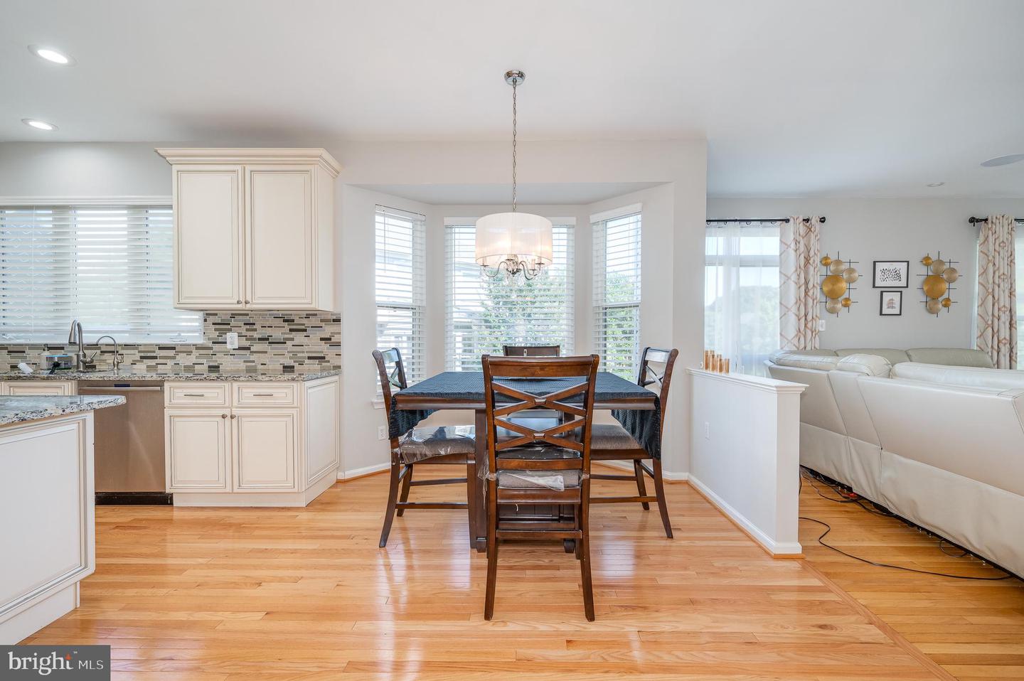 2410 DAKOTA LAKES DR, HERNDON, Virginia 20171, 5 Bedrooms Bedrooms, ,3 BathroomsBathrooms,Residential,For sale,2410 DAKOTA LAKES DR,VAFX2244472 MLS # VAFX2244472
