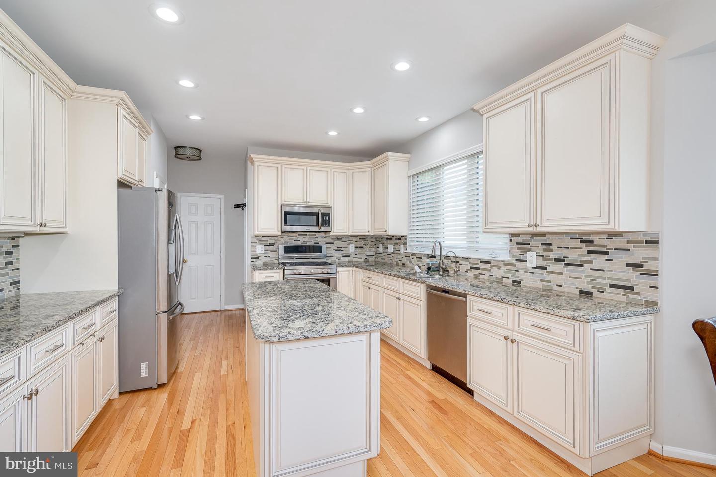 2410 DAKOTA LAKES DR, HERNDON, Virginia 20171, 5 Bedrooms Bedrooms, ,3 BathroomsBathrooms,Residential,For sale,2410 DAKOTA LAKES DR,VAFX2244472 MLS # VAFX2244472