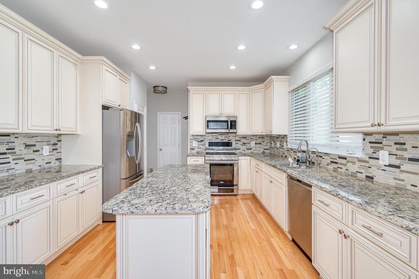 2410 DAKOTA LAKES DR, HERNDON, Virginia 20171, 5 Bedrooms Bedrooms, ,3 BathroomsBathrooms,Residential,For sale,2410 DAKOTA LAKES DR,VAFX2244472 MLS # VAFX2244472