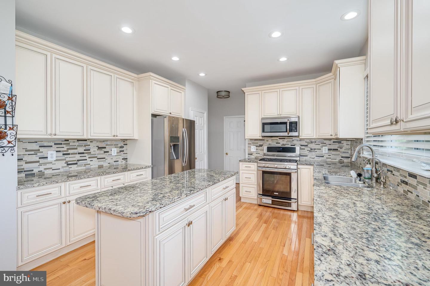 2410 DAKOTA LAKES DR, HERNDON, Virginia 20171, 5 Bedrooms Bedrooms, ,3 BathroomsBathrooms,Residential,For sale,2410 DAKOTA LAKES DR,VAFX2244472 MLS # VAFX2244472