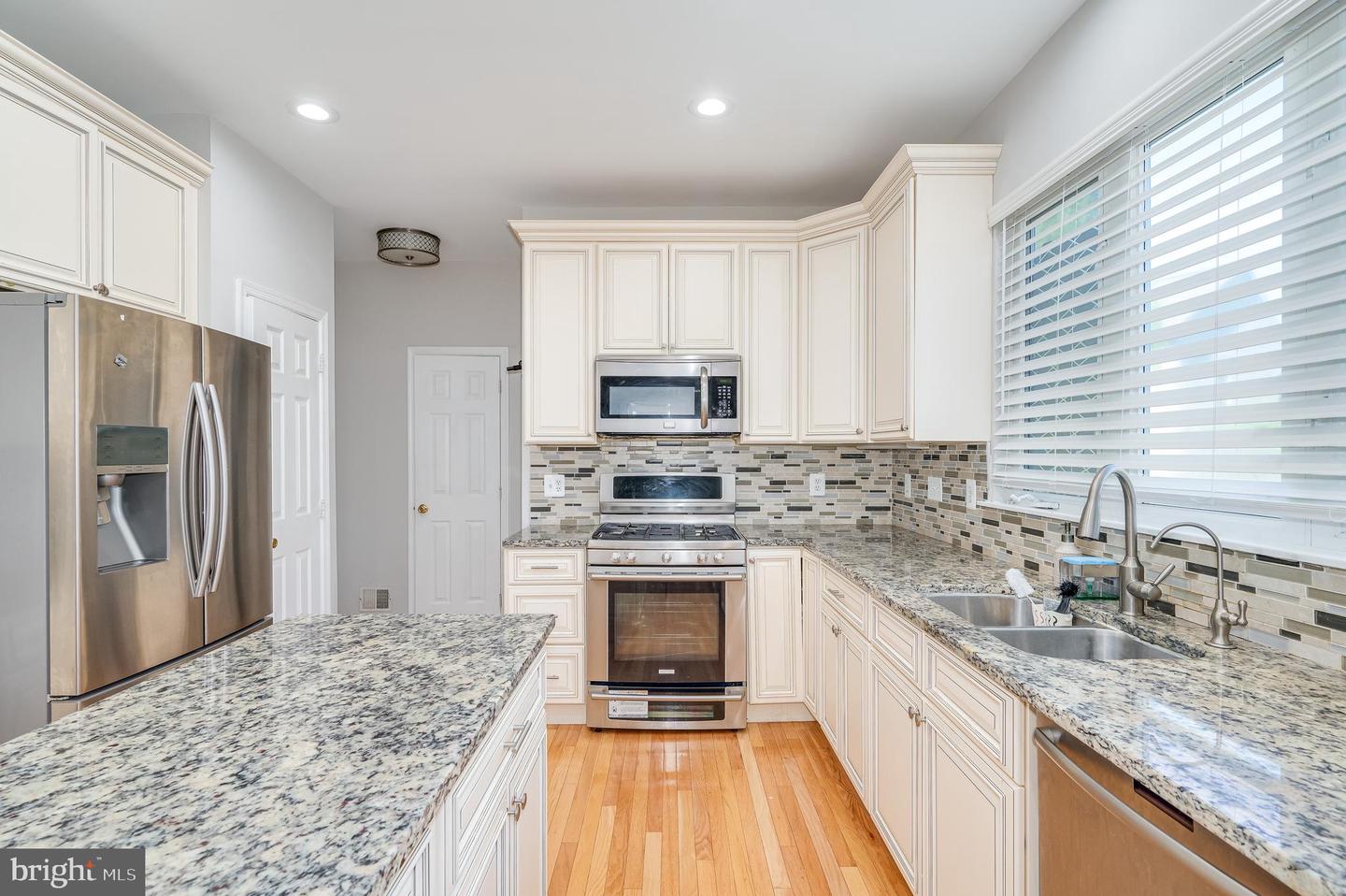 2410 DAKOTA LAKES DR, HERNDON, Virginia 20171, 5 Bedrooms Bedrooms, ,3 BathroomsBathrooms,Residential,For sale,2410 DAKOTA LAKES DR,VAFX2244472 MLS # VAFX2244472