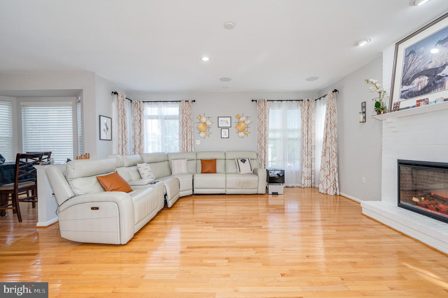 2410 DAKOTA LAKES DR, HERNDON, Virginia 20171, 5 Bedrooms Bedrooms, ,3 BathroomsBathrooms,Residential,For sale,2410 DAKOTA LAKES DR,VAFX2244472 MLS # VAFX2244472