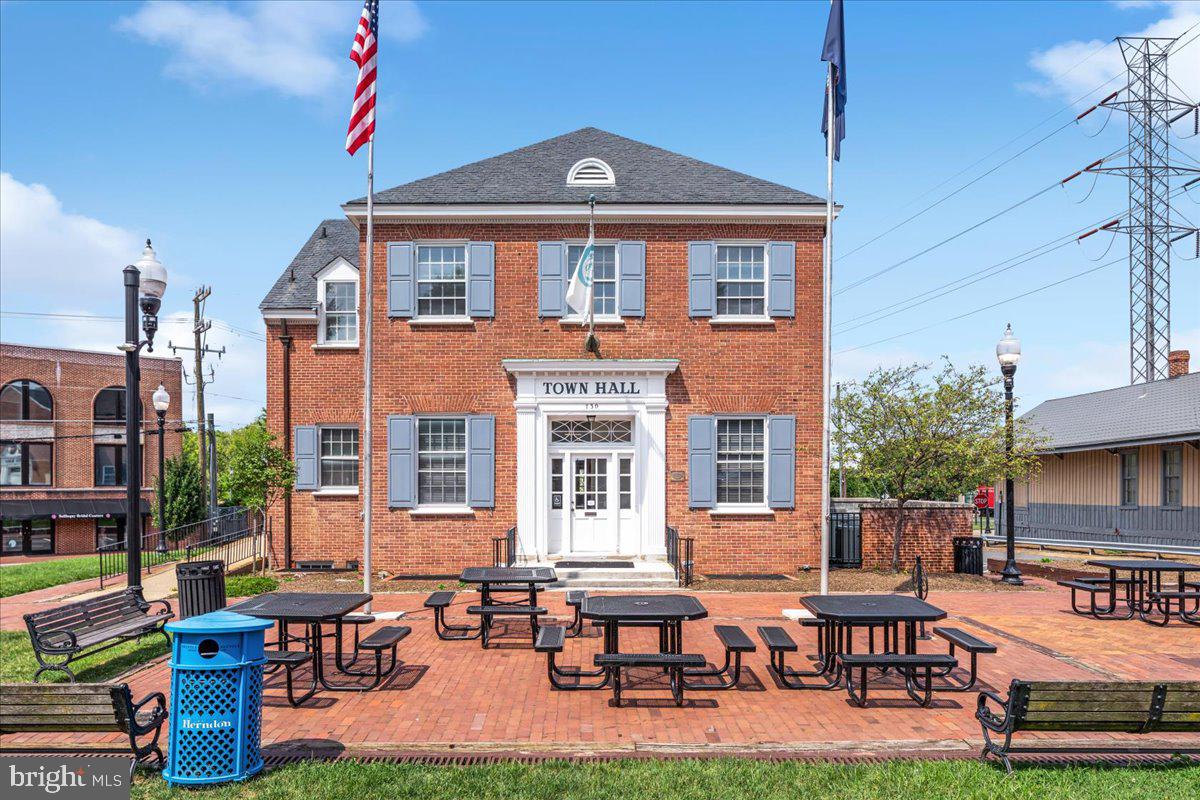 914 BARKER HILL RD, HERNDON, Virginia 20170, 5 Bedrooms Bedrooms, ,3 BathroomsBathrooms,Residential,For sale,914 BARKER HILL RD,VAFX2248384 MLS # VAFX2248384