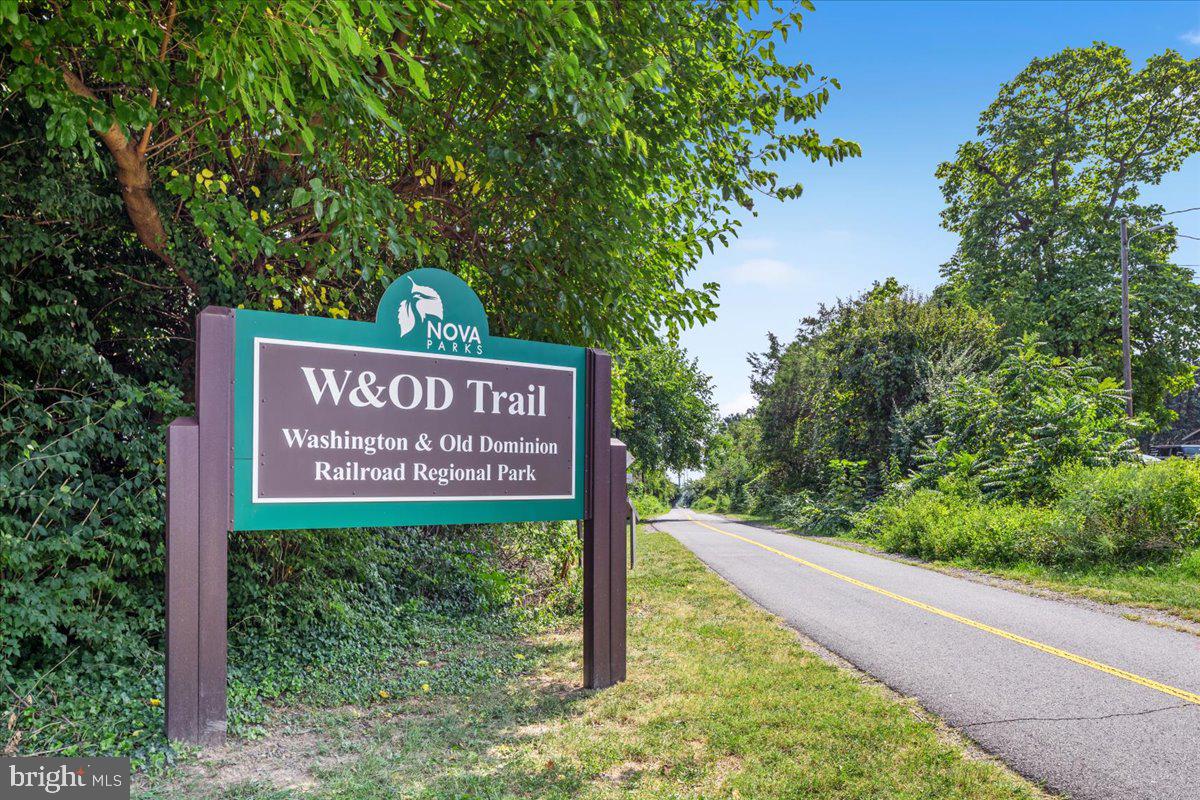 914 BARKER HILL RD, HERNDON, Virginia 20170, 5 Bedrooms Bedrooms, ,3 BathroomsBathrooms,Residential,For sale,914 BARKER HILL RD,VAFX2248384 MLS # VAFX2248384