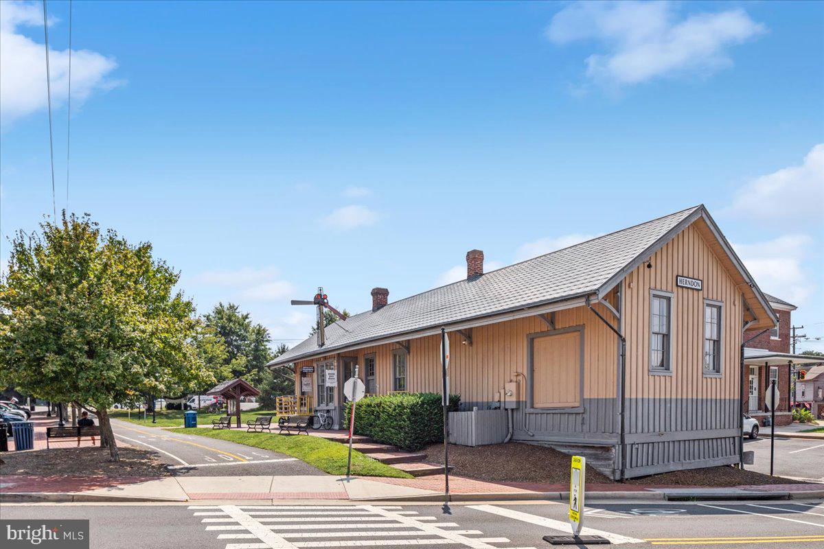 914 BARKER HILL RD, HERNDON, Virginia 20170, 5 Bedrooms Bedrooms, ,3 BathroomsBathrooms,Residential,For sale,914 BARKER HILL RD,VAFX2248384 MLS # VAFX2248384