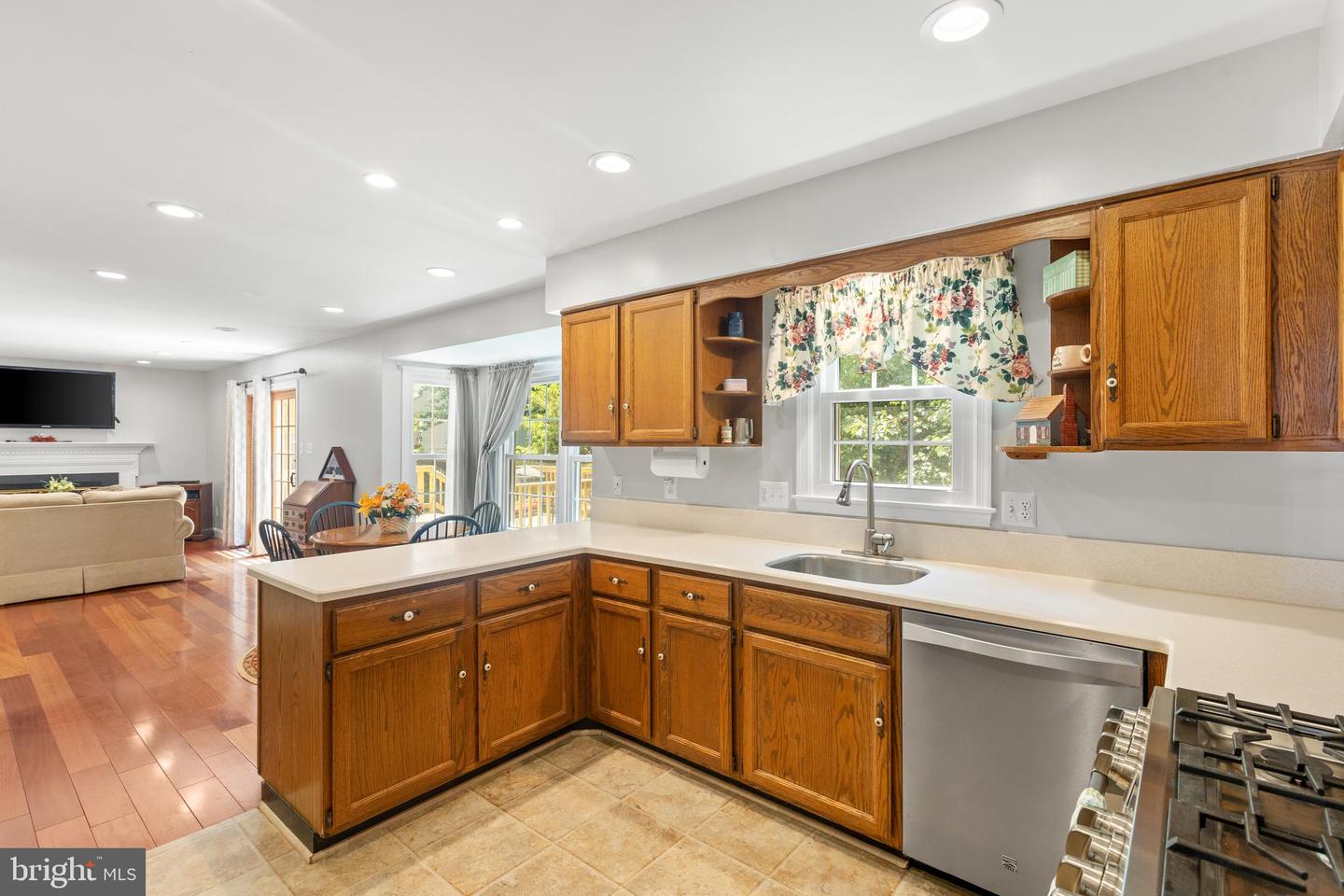 12237 OX HILL RD, FAIRFAX, Virginia 22033, 4 Bedrooms Bedrooms, ,2 BathroomsBathrooms,Residential,For sale,12237 OX HILL RD,VAFX2250498 MLS # VAFX2250498
