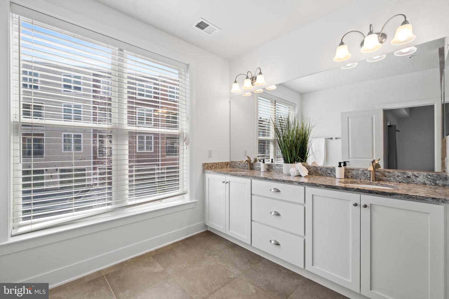 1907 MAIN LINE BLVD #101, ALEXANDRIA, Virginia 22301, 3 Bedrooms Bedrooms, ,2 BathroomsBathrooms,Residential,For sale,1907 MAIN LINE BLVD #101,VAAX2046976 MLS # VAAX2046976