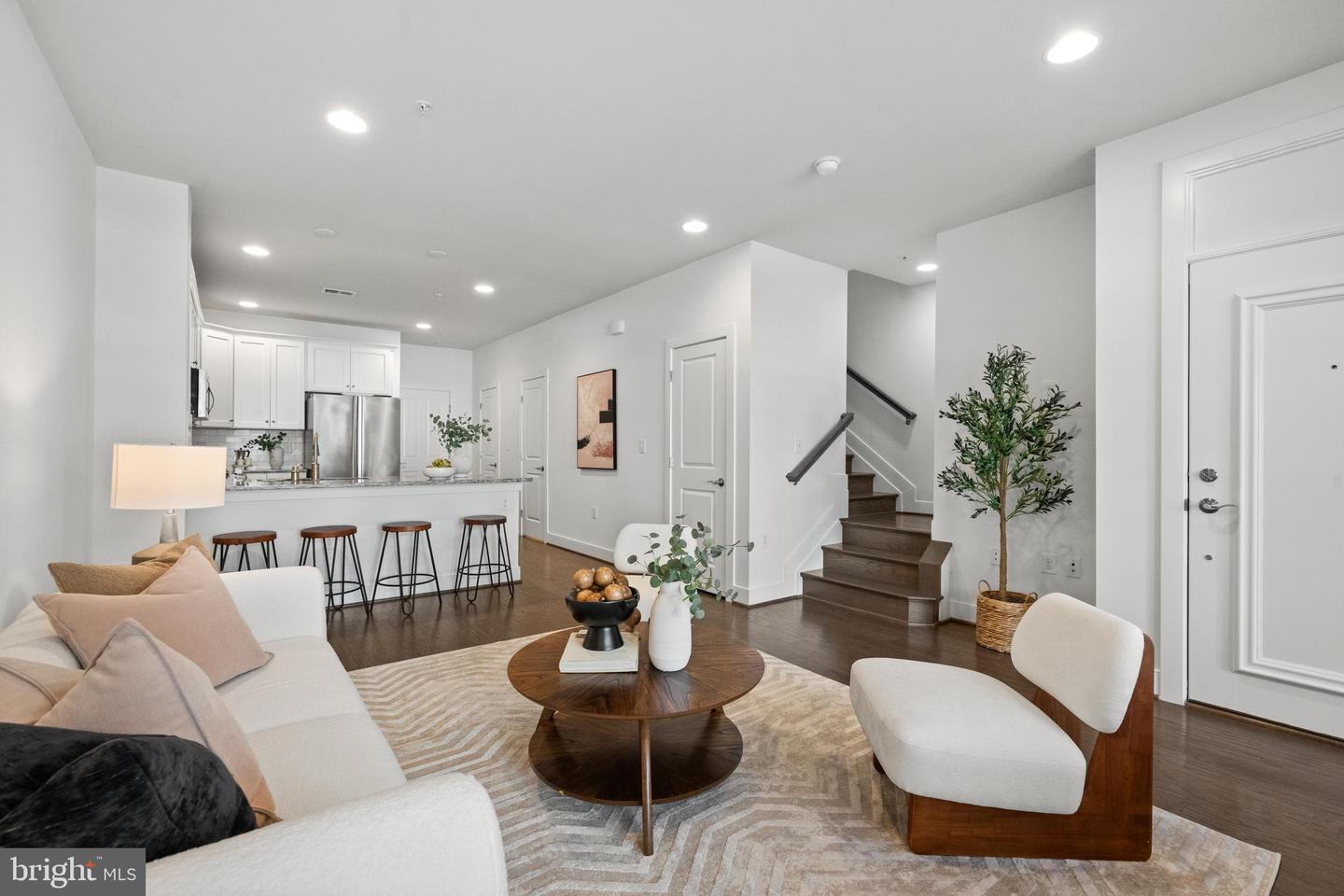 1907 MAIN LINE BLVD #101, ALEXANDRIA, Virginia 22301, 3 Bedrooms Bedrooms, ,2 BathroomsBathrooms,Residential,For sale,1907 MAIN LINE BLVD #101,VAAX2046976 MLS # VAAX2046976