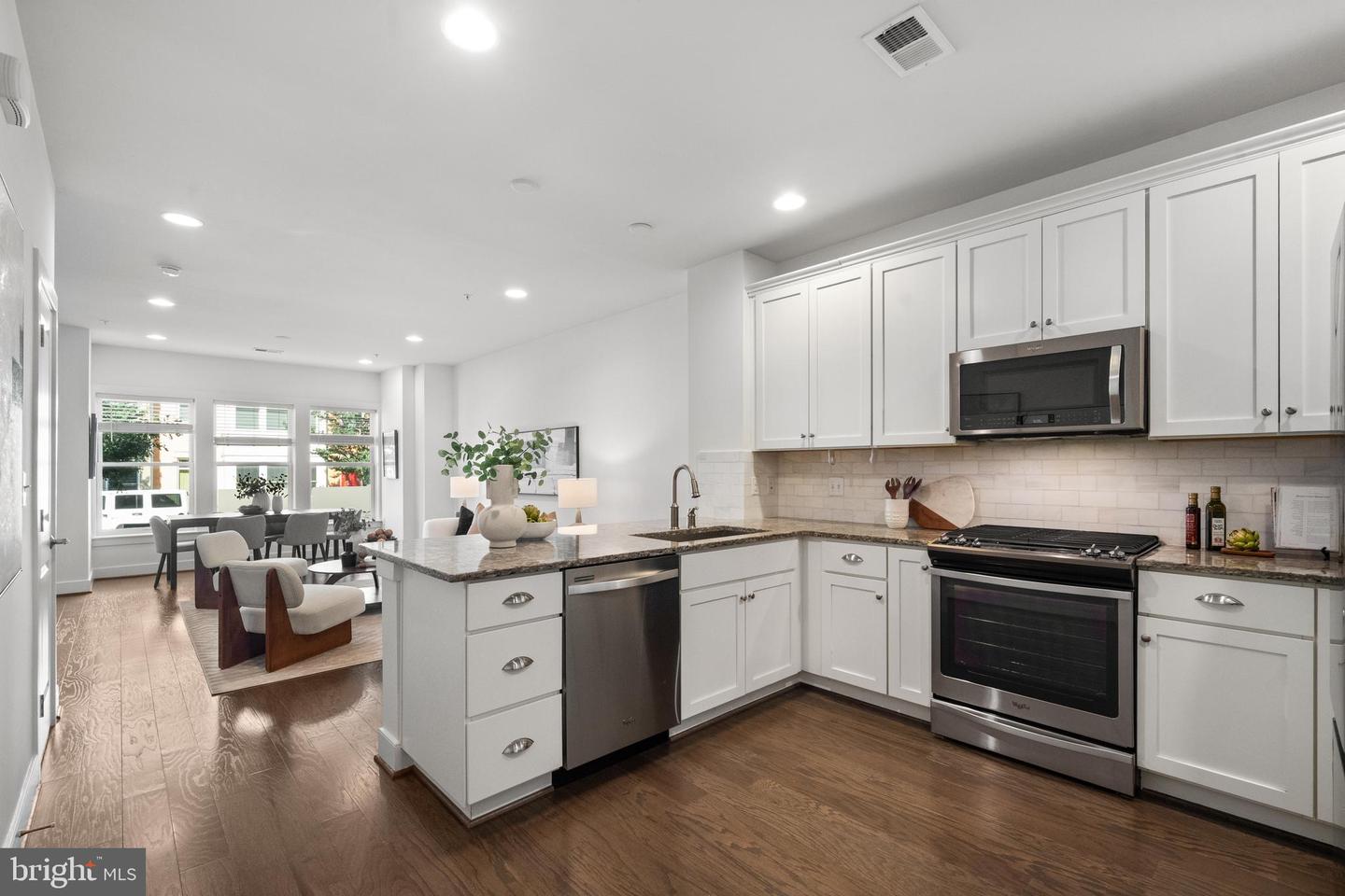 1907 MAIN LINE BLVD #101, ALEXANDRIA, Virginia 22301, 3 Bedrooms Bedrooms, ,2 BathroomsBathrooms,Residential,For sale,1907 MAIN LINE BLVD #101,VAAX2046976 MLS # VAAX2046976