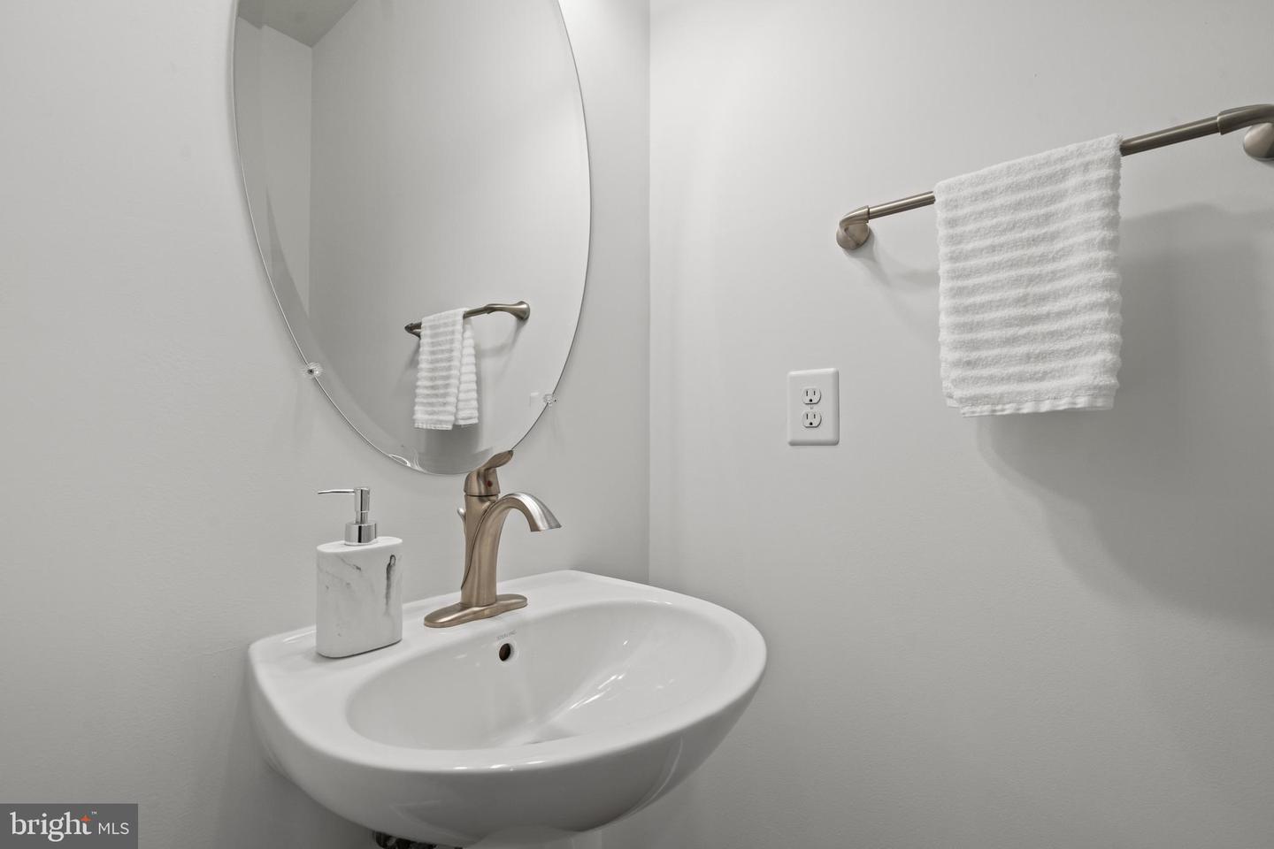 1907 MAIN LINE BLVD #101, ALEXANDRIA, Virginia 22301, 3 Bedrooms Bedrooms, ,2 BathroomsBathrooms,Residential,For sale,1907 MAIN LINE BLVD #101,VAAX2046976 MLS # VAAX2046976