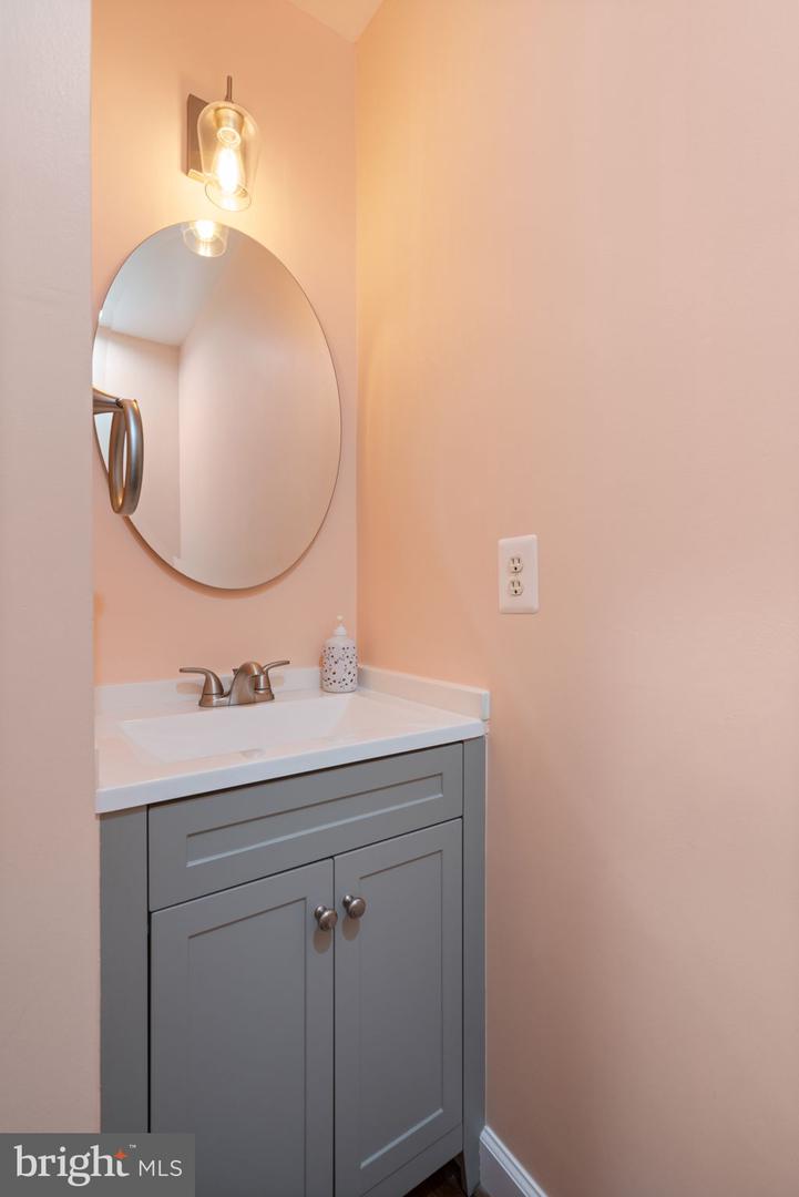 8281 CLIFTON FARM CT, ALEXANDRIA, Virginia 22306, 3 Bedrooms Bedrooms, 3 Rooms Rooms,3 BathroomsBathrooms,Residential,For sale,8281 CLIFTON FARM CT,VAFX2252338 MLS # VAFX2252338