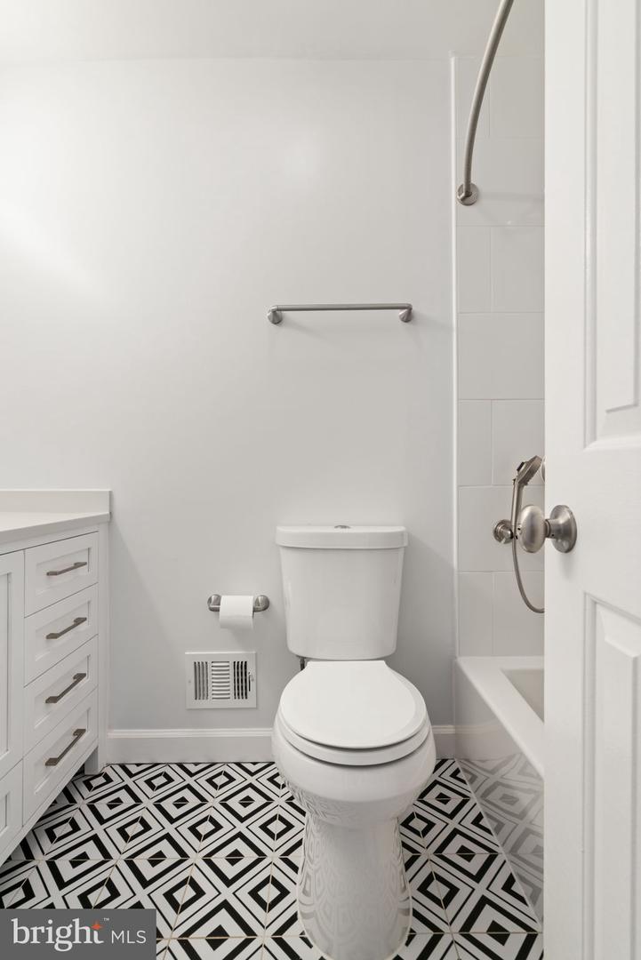 8281 CLIFTON FARM CT, ALEXANDRIA, Virginia 22306, 3 Bedrooms Bedrooms, 3 Rooms Rooms,3 BathroomsBathrooms,Residential,For sale,8281 CLIFTON FARM CT,VAFX2252338 MLS # VAFX2252338
