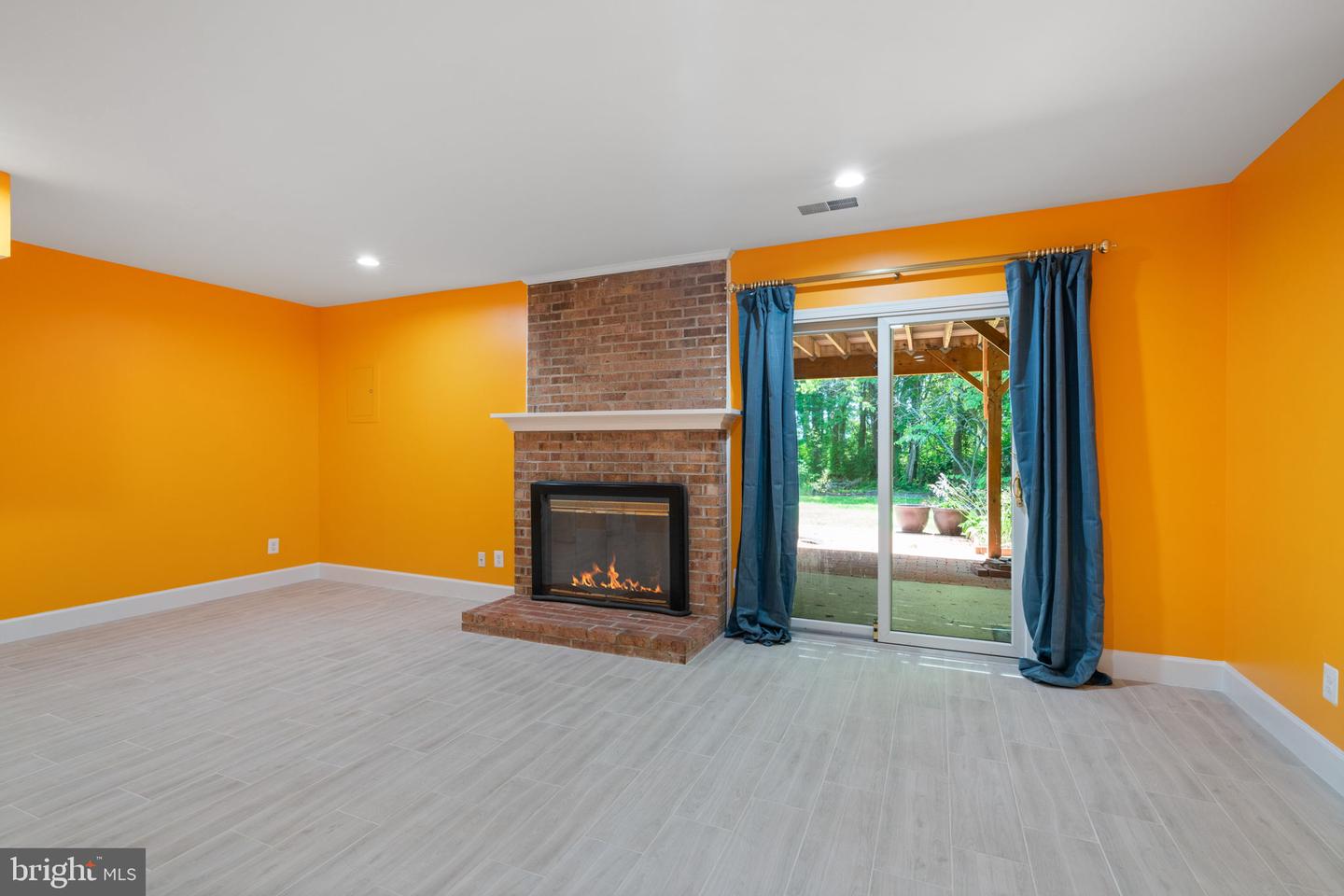 8281 CLIFTON FARM CT, ALEXANDRIA, Virginia 22306, 3 Bedrooms Bedrooms, 3 Rooms Rooms,3 BathroomsBathrooms,Residential,For sale,8281 CLIFTON FARM CT,VAFX2252338 MLS # VAFX2252338