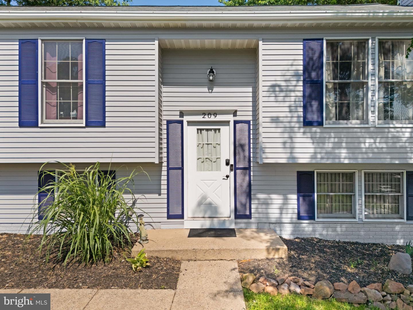 209 RECTOR ST, STERLING, Virginia 20164, 4 Bedrooms Bedrooms, ,2 BathroomsBathrooms,Residential,For sale,209 RECTOR ST,VALO2100888 MLS # VALO2100888