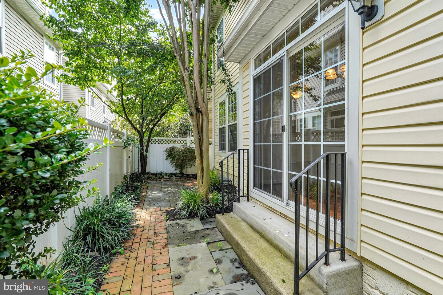 7011 LAWNWOOD CT, FORT BELVOIR, Virginia 22060, 4 Bedrooms Bedrooms, ,5 BathroomsBathrooms,Residential,For sale,7011 LAWNWOOD CT,VAFX2233934 MLS # VAFX2233934