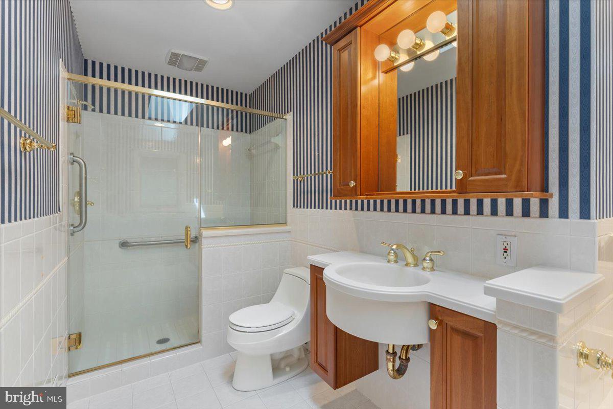 8150 WOLF RUN SHOALS RD, CLIFTON, Virginia 20124, 5 Bedrooms Bedrooms, ,3 BathroomsBathrooms,Residential,For sale,8150 WOLF RUN SHOALS RD,VAFX2243924 MLS # VAFX2243924