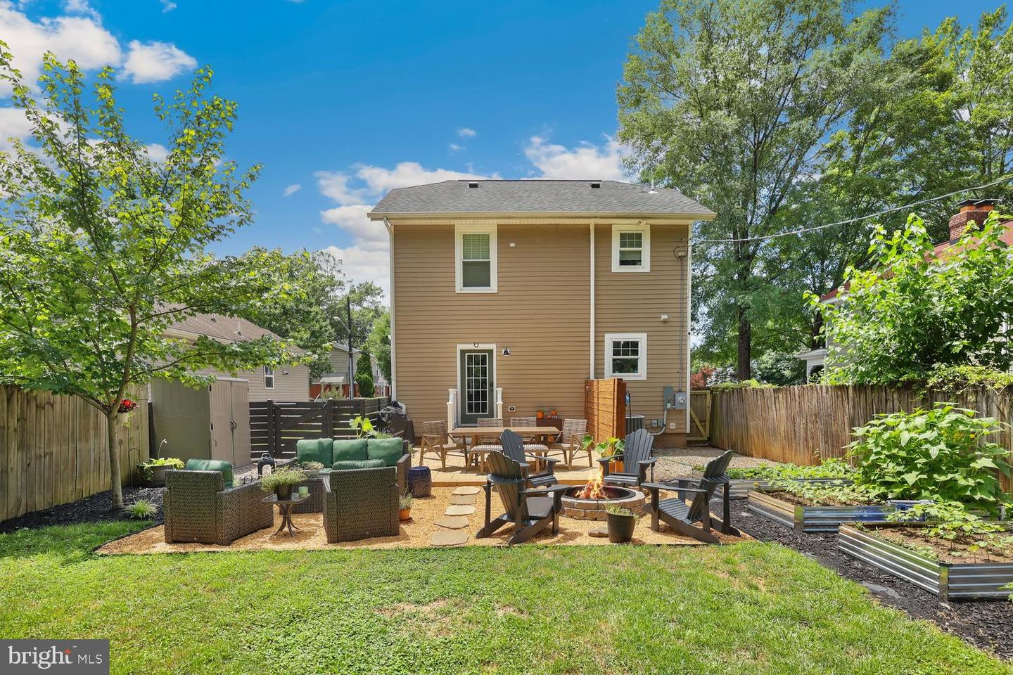129 PRINCESS ANNE ST, FREDERICKSBURG, Virginia 22401, 4 Bedrooms Bedrooms, ,3 BathroomsBathrooms,Residential,For sale,129 PRINCESS ANNE ST,VAFB2008340 MLS # VAFB2008340