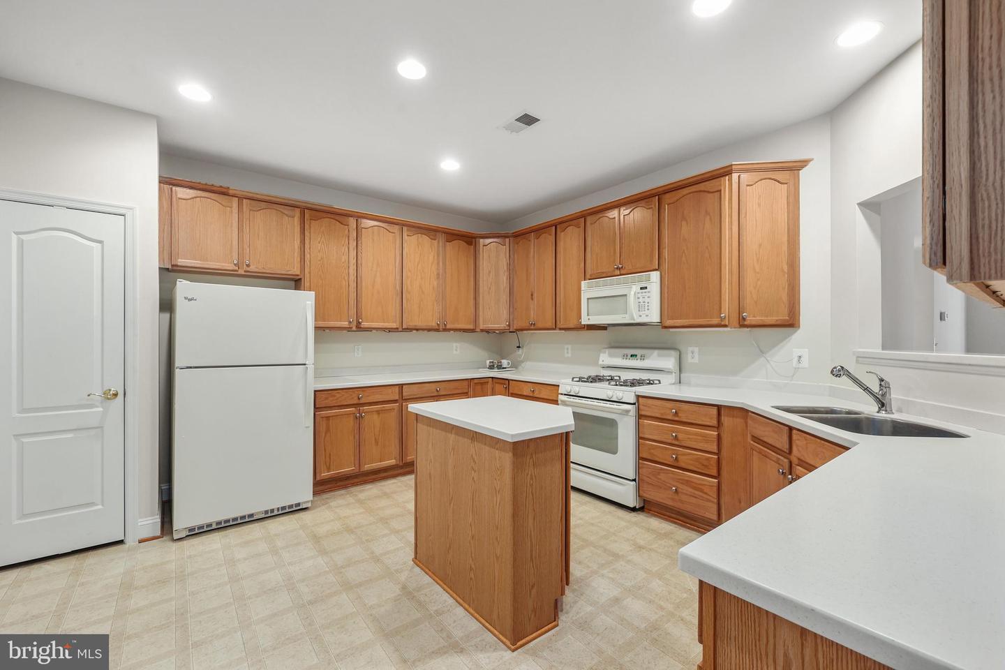 2903 SAINTSBURY PLZ #401, FAIRFAX, Virginia 22031, 3 Bedrooms Bedrooms, ,2 BathroomsBathrooms,Residential,For sale,2903 SAINTSBURY PLZ #401,VAFX2245318 MLS # VAFX2245318