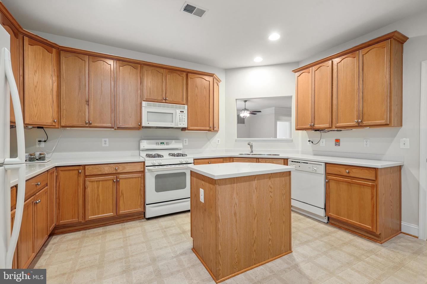 2903 SAINTSBURY PLZ #401, FAIRFAX, Virginia 22031, 3 Bedrooms Bedrooms, ,2 BathroomsBathrooms,Residential,For sale,2903 SAINTSBURY PLZ #401,VAFX2245318 MLS # VAFX2245318