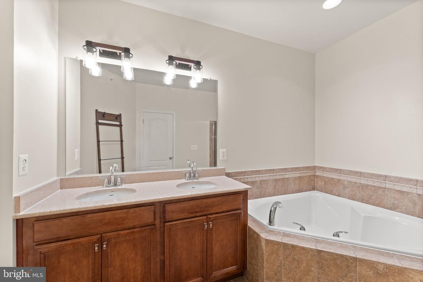 19327 DIAMOND LAKE DR, LEESBURG, Virginia 20176, 3 Bedrooms Bedrooms, ,2 BathroomsBathrooms,Residential,For sale,19327 DIAMOND LAKE DR,VALO2100908 MLS # VALO2100908