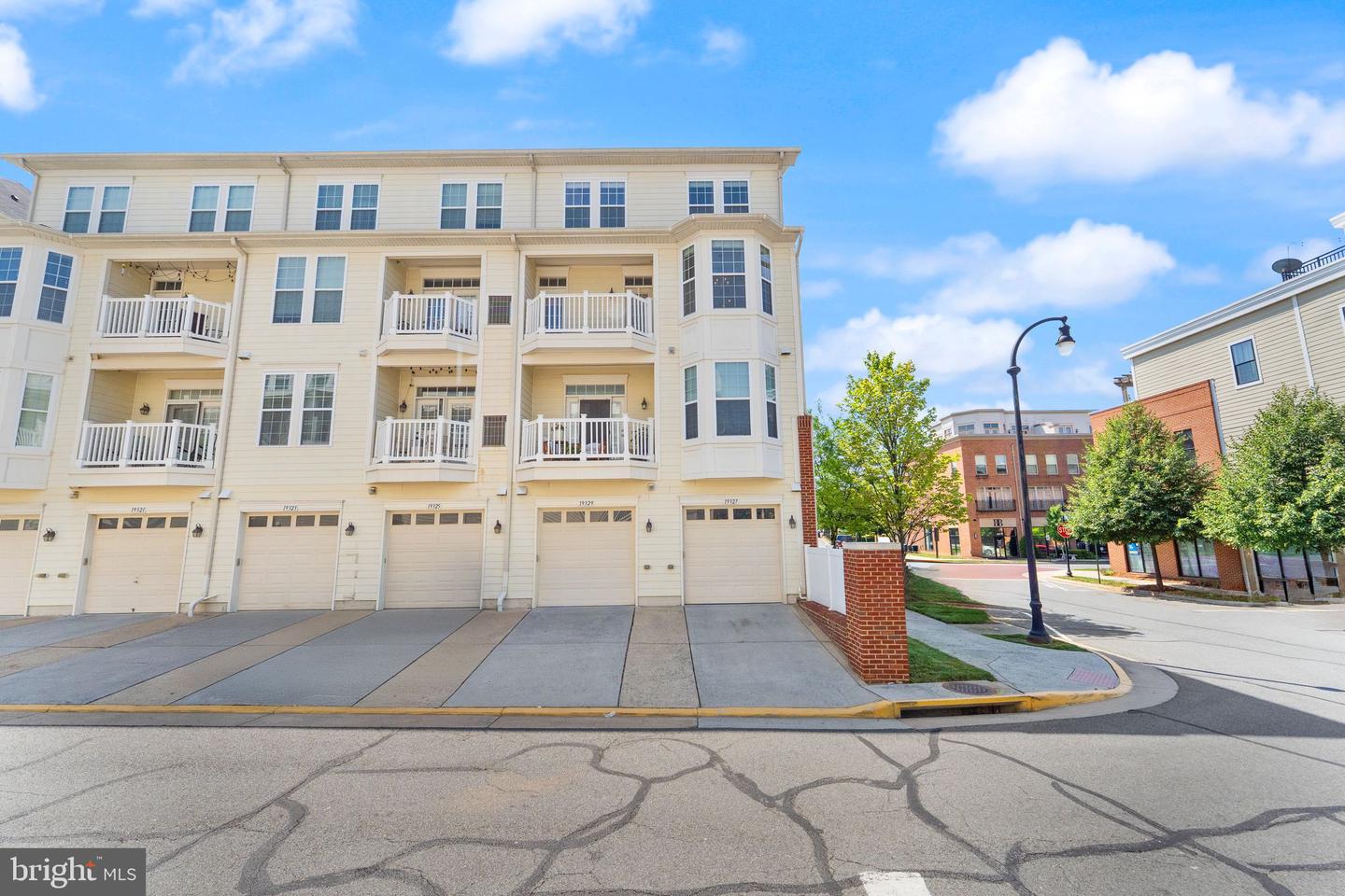 19327 DIAMOND LAKE DR, LEESBURG, Virginia 20176, 3 Bedrooms Bedrooms, ,2 BathroomsBathrooms,Residential,For sale,19327 DIAMOND LAKE DR,VALO2100908 MLS # VALO2100908