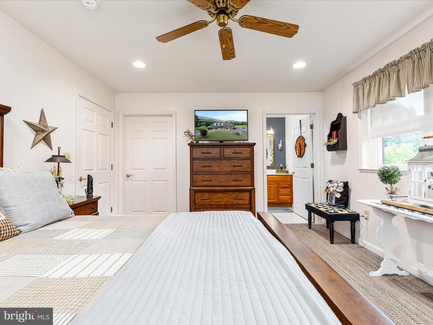 92 JACOB CT, WOODSTOCK, Virginia 22664, 3 Bedrooms Bedrooms, 8 Rooms Rooms,3 BathroomsBathrooms,Residential,For sale,92 JACOB CT,VASH2011898 MLS # VASH2011898