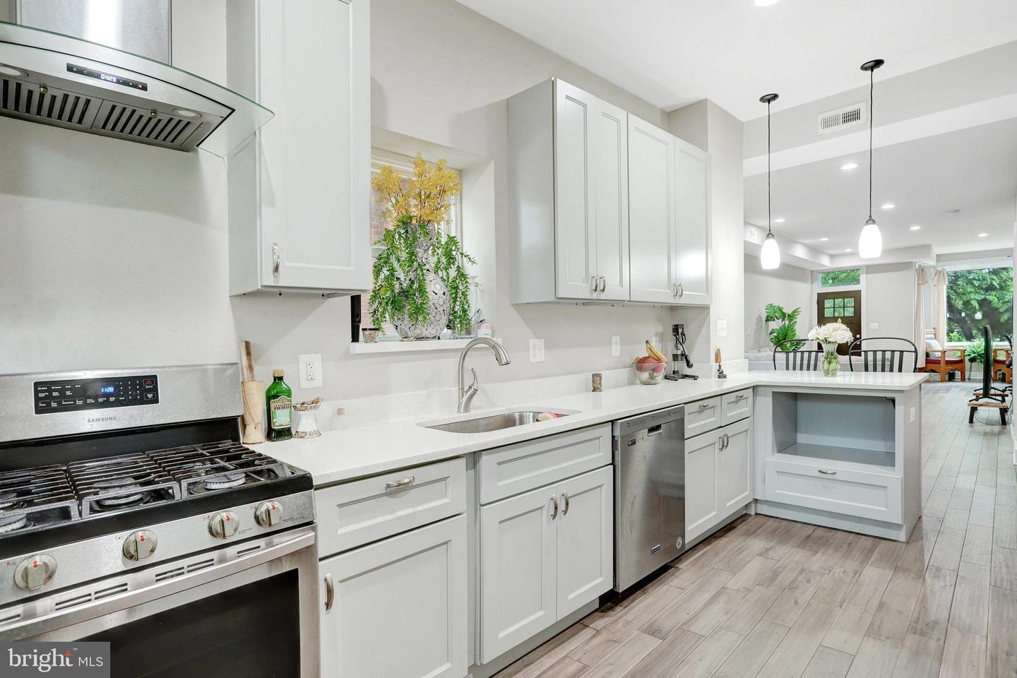 113 R ST NE, WASHINGTON, District Of Columbia 20002, 4 Bedrooms Bedrooms, ,4 BathroomsBathrooms,Residential,For sale,113 R ST NE,DCDC2209280 MLS # DCDC2209280