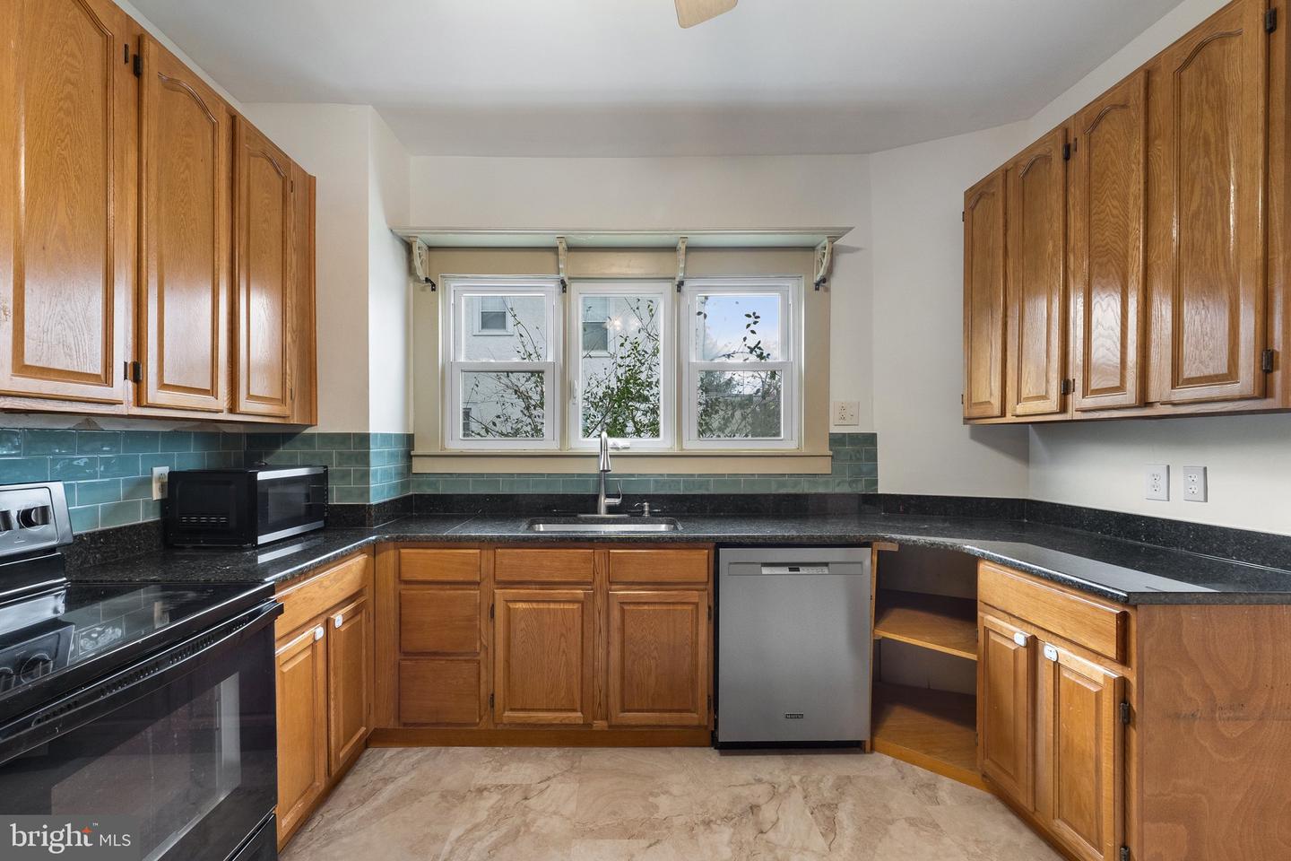 233 VIRGINIA AVE, FRONT ROYAL, Virginia 22630, 5 Bedrooms Bedrooms, 12 Rooms Rooms,2 BathroomsBathrooms,Residential,For sale,233 VIRGINIA AVE,VAWR2011632 MLS # VAWR2011632