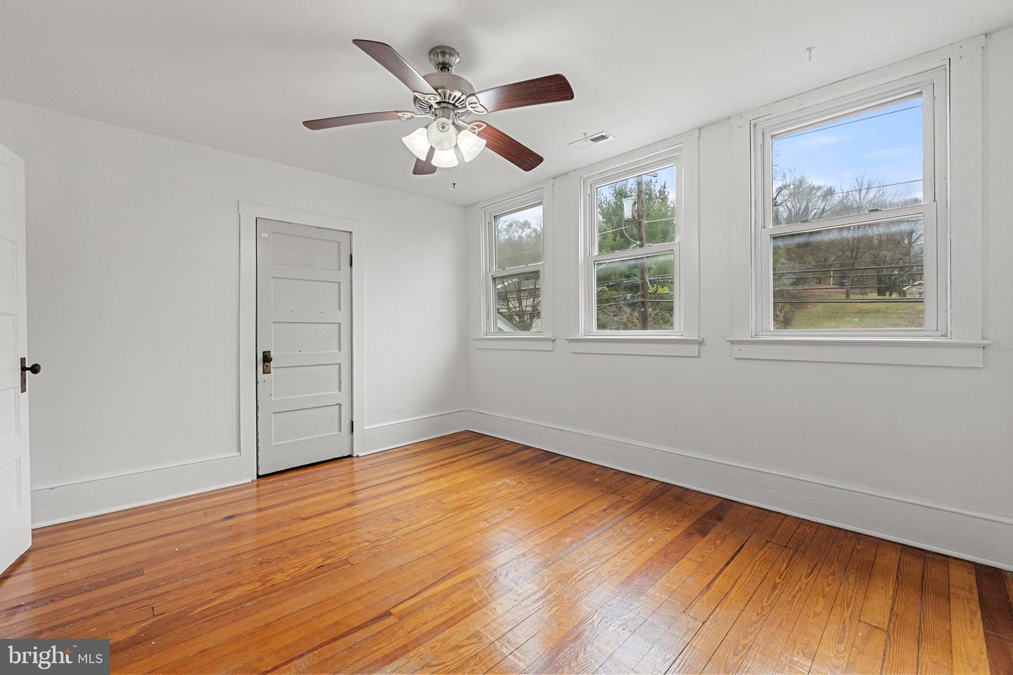233 VIRGINIA AVE, FRONT ROYAL, Virginia 22630, 5 Bedrooms Bedrooms, 12 Rooms Rooms,2 BathroomsBathrooms,Residential,For sale,233 VIRGINIA AVE,VAWR2011632 MLS # VAWR2011632