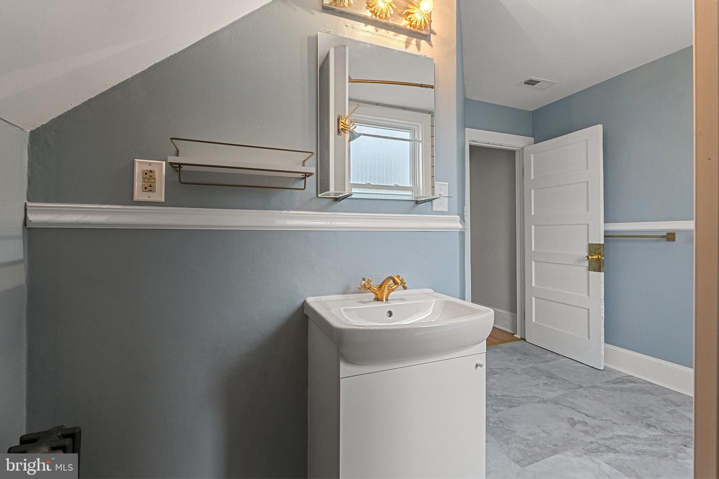233 VIRGINIA AVE, FRONT ROYAL, Virginia 22630, 5 Bedrooms Bedrooms, 12 Rooms Rooms,2 BathroomsBathrooms,Residential,For sale,233 VIRGINIA AVE,VAWR2011632 MLS # VAWR2011632