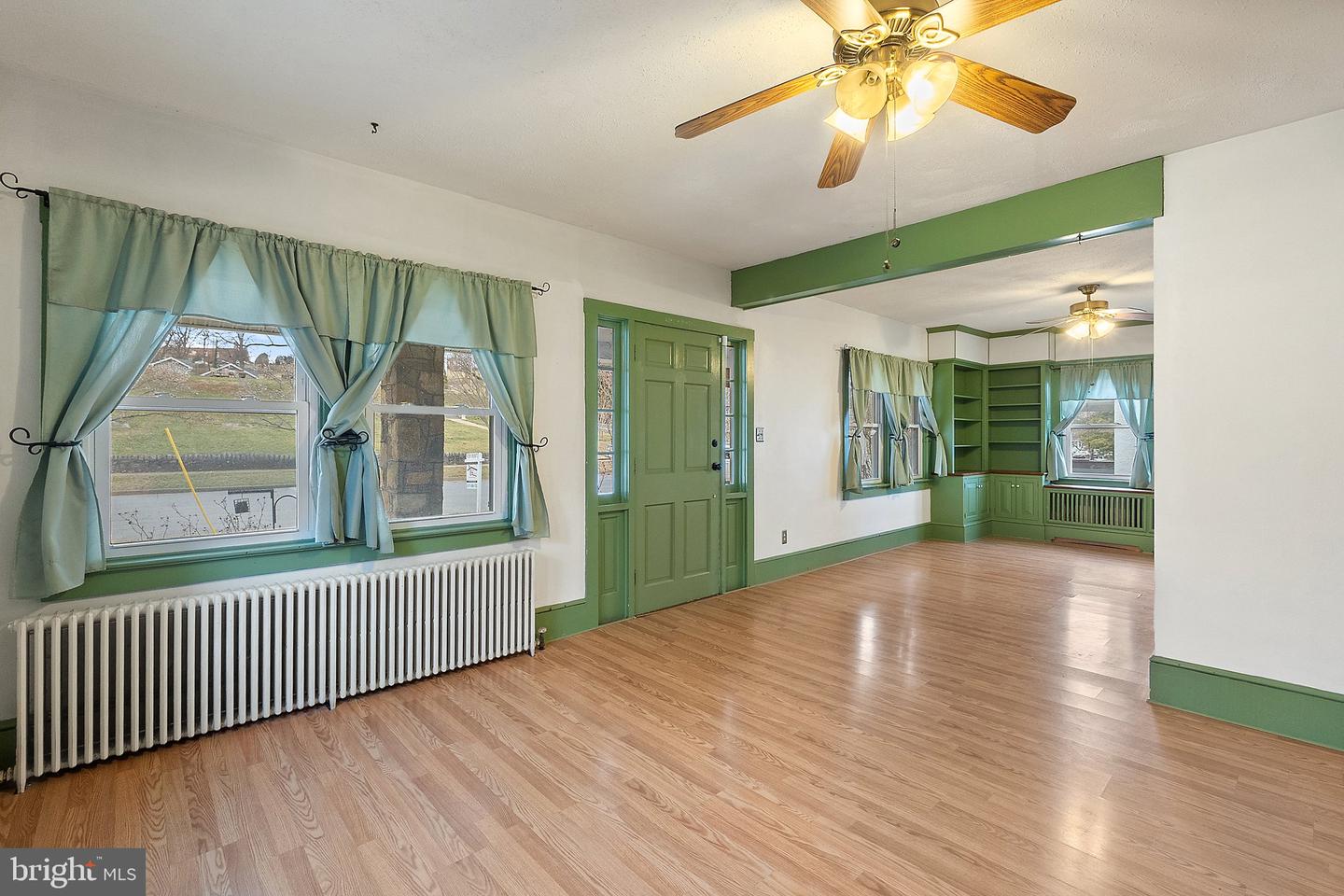 233 VIRGINIA AVE, FRONT ROYAL, Virginia 22630, 5 Bedrooms Bedrooms, 12 Rooms Rooms,2 BathroomsBathrooms,Residential,For sale,233 VIRGINIA AVE,VAWR2011632 MLS # VAWR2011632