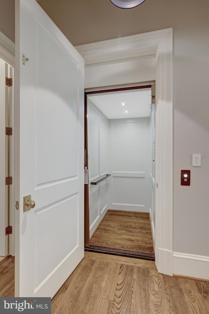 954 MACKALL FARMS LN, MCLEAN, Virginia 22101, 5 Bedrooms Bedrooms, ,5 BathroomsBathrooms,Residential,For sale,954 MACKALL FARMS LN,VAFX2253574 MLS # VAFX2253574