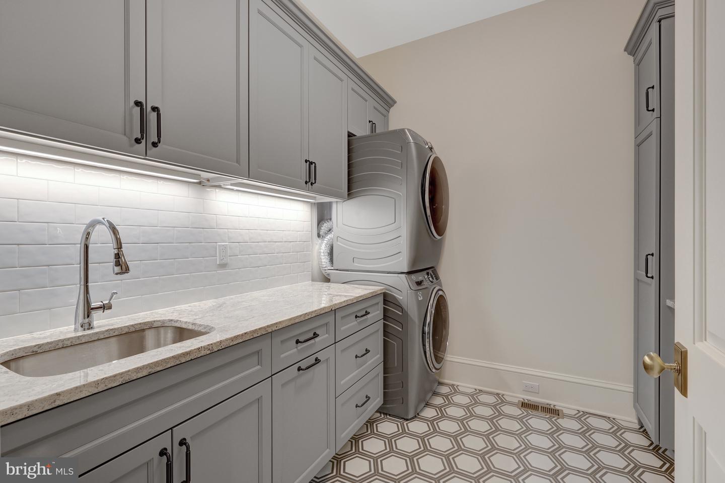 954 MACKALL FARMS LN, MCLEAN, Virginia 22101, 5 Bedrooms Bedrooms, ,5 BathroomsBathrooms,Residential,For sale,954 MACKALL FARMS LN,VAFX2253574 MLS # VAFX2253574