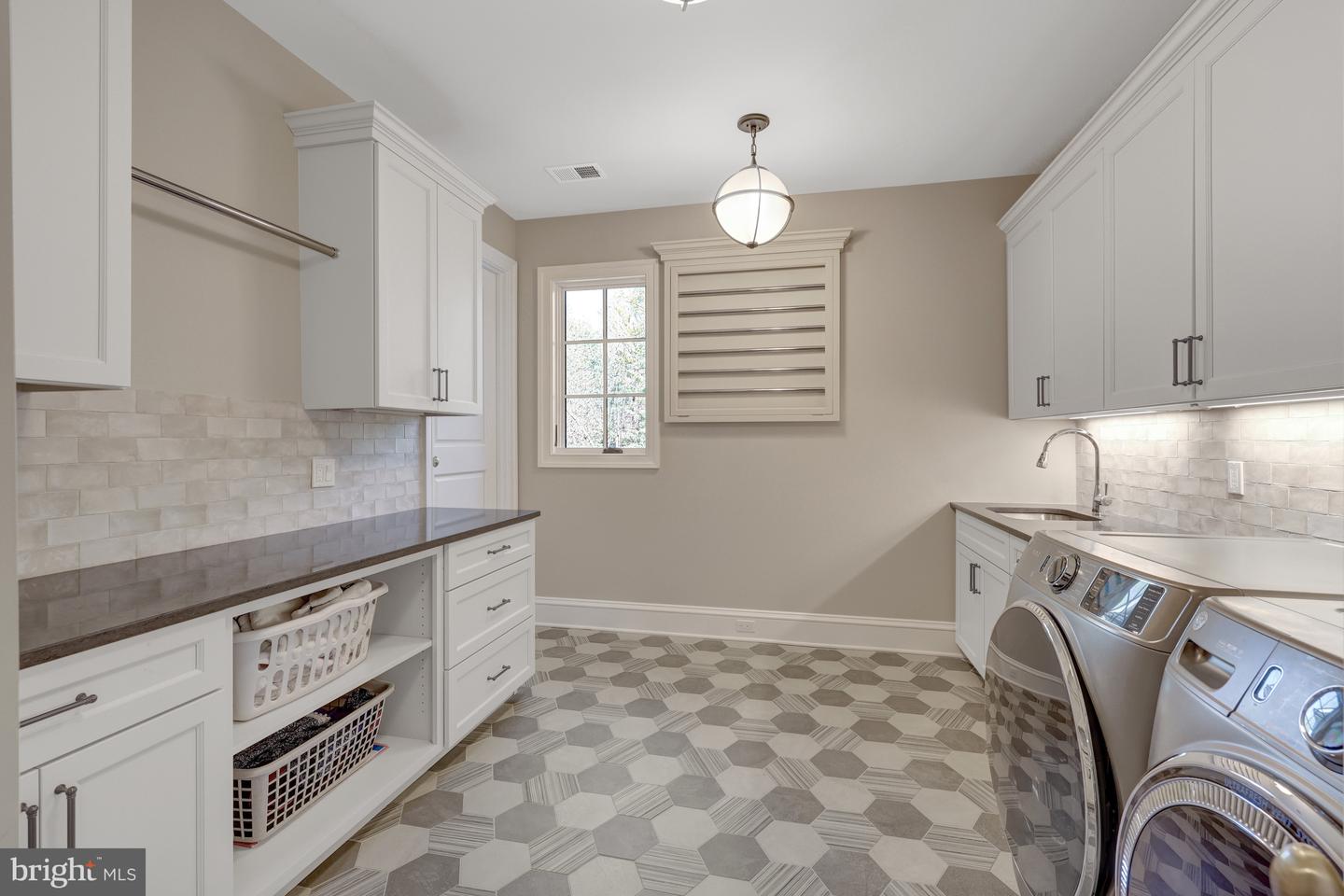 954 MACKALL FARMS LN, MCLEAN, Virginia 22101, 5 Bedrooms Bedrooms, ,5 BathroomsBathrooms,Residential,For sale,954 MACKALL FARMS LN,VAFX2253574 MLS # VAFX2253574
