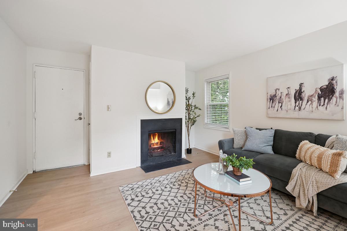 1305 E ABINGDON DR #3, ALEXANDRIA, Virginia 22314, 1 Bedroom Bedrooms, ,1 BathroomBathrooms,Residential,For sale,1305 E ABINGDON DR #3,VAAX2037656 MLS # VAAX2037656