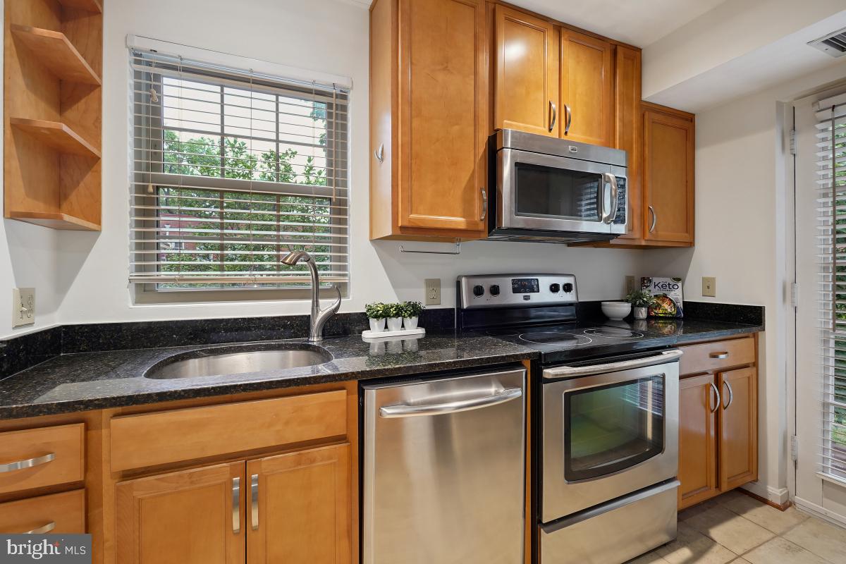 1305 E ABINGDON DR #3, ALEXANDRIA, Virginia 22314, 1 Bedroom Bedrooms, ,1 BathroomBathrooms,Residential,For sale,1305 E ABINGDON DR #3,VAAX2037656 MLS # VAAX2037656