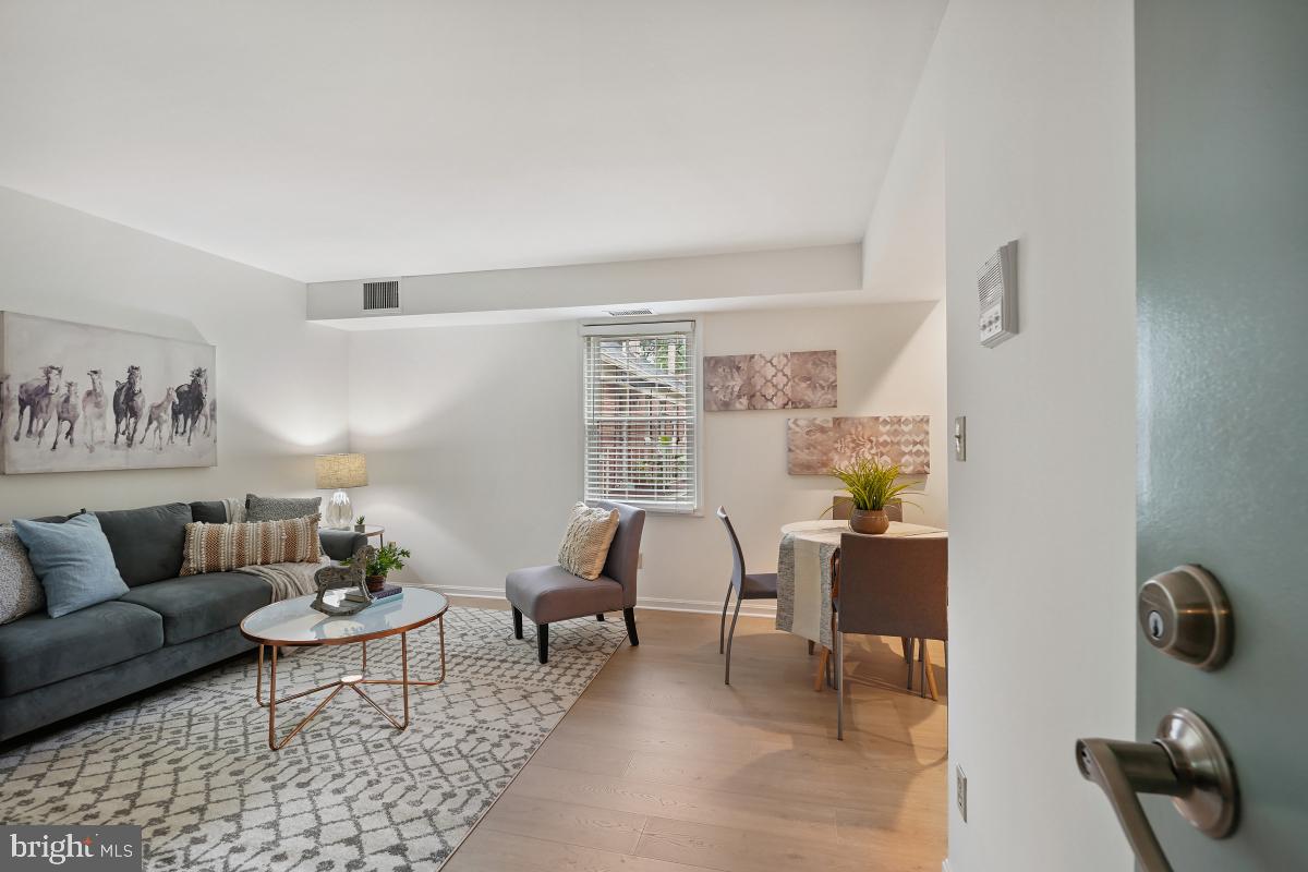 1305 E ABINGDON DR #3, ALEXANDRIA, Virginia 22314, 1 Bedroom Bedrooms, ,1 BathroomBathrooms,Residential,For sale,1305 E ABINGDON DR #3,VAAX2037656 MLS # VAAX2037656