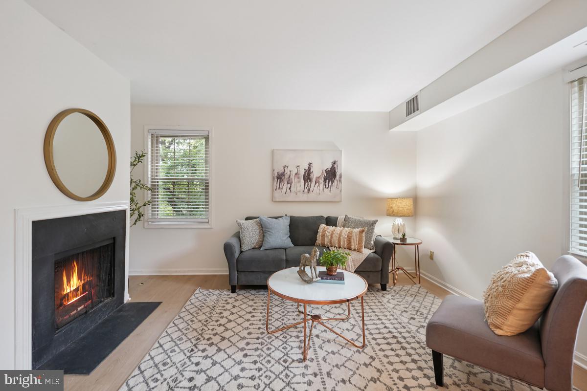 1305 E ABINGDON DR #3, ALEXANDRIA, Virginia 22314, 1 Bedroom Bedrooms, ,1 BathroomBathrooms,Residential,For sale,1305 E ABINGDON DR #3,VAAX2037656 MLS # VAAX2037656