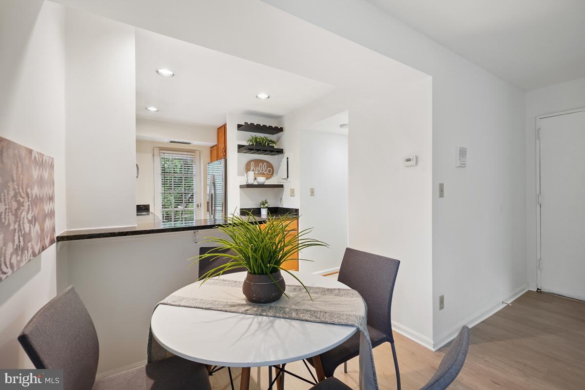 1305 E ABINGDON DR #3, ALEXANDRIA, Virginia 22314, 1 Bedroom Bedrooms, ,1 BathroomBathrooms,Residential,For sale,1305 E ABINGDON DR #3,VAAX2037656 MLS # VAAX2037656